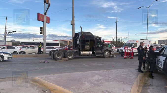 Motociclista muere tras ser embestido por tractocamión en cruce de Lombardo Toledano y Juan Pablo II
