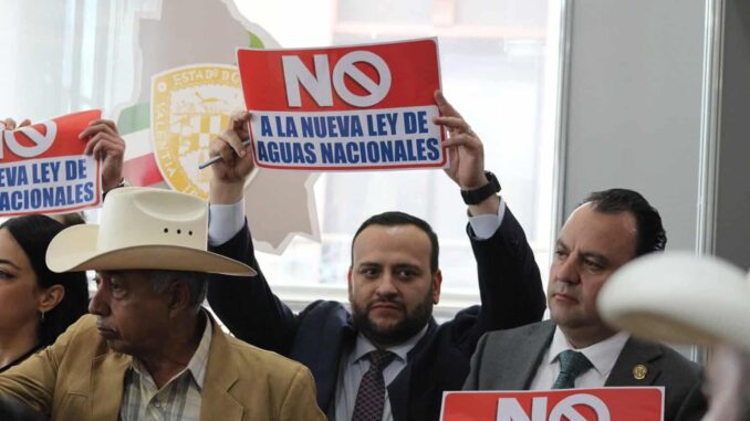 Arturo Medina detiene sesión del Congreso; saca a diputados a atender a campesinos