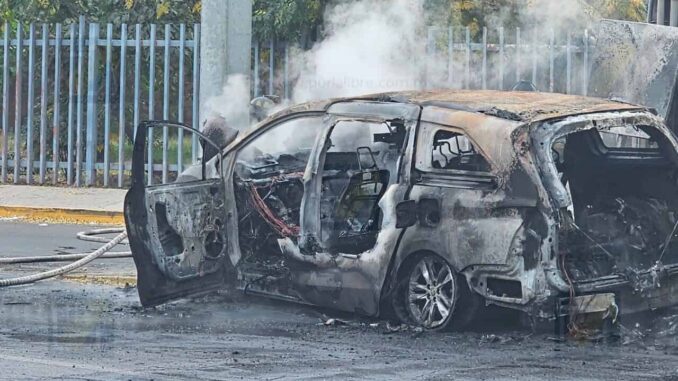 Miniván queda envuelta en llamas tras chocar contra poste en la Teófilo Borunda