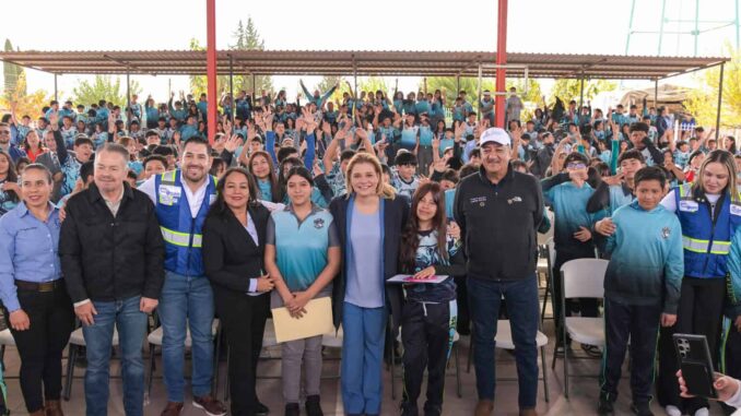 Maru Campos preside entrega de mobiliario y equipo para 36 escuelas de la región noroeste del estado