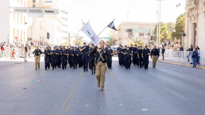 Participan contingentes de deportistas y policías municipales en desfile por el 115 Aniversario de la Revolución Mexicana