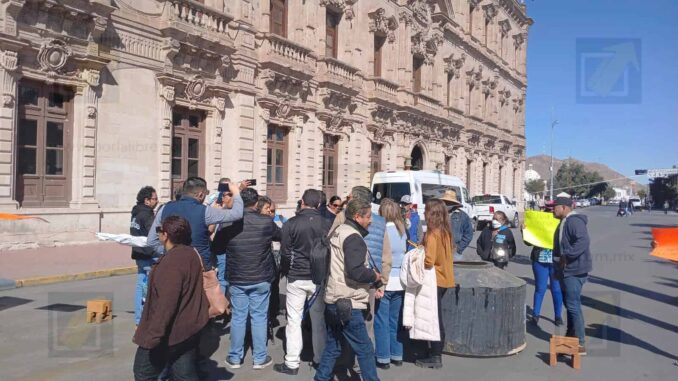 Bloquean avenida  Aldama vecinos de la colonia Ladrilleras