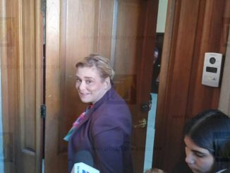 Maru Campos reprueba exhibición de lona pro-Bonilla durante desfile revolucionario