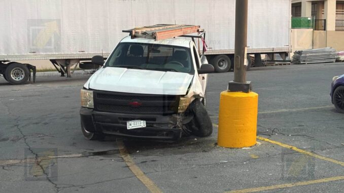 Pickup presenta  inesperada falla mecánica y se estrella contra base de concreto