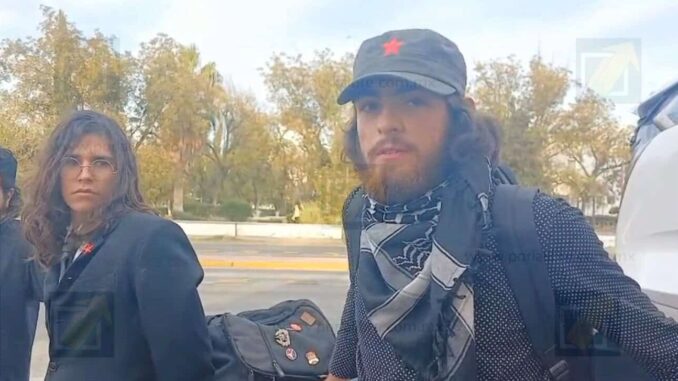 Jóvenes del colectivo “Salvemos los Cerros” son detenidos en el exterior de las instalaciones de la UACh