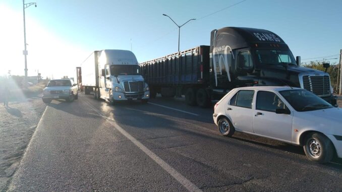 Productores y transportistas paralizan la vía Delicias a Camargo en protesta nacional por el rescate del campo