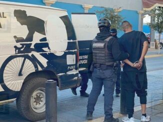 Policías Beta aseguran a sujeto intoxicado que alteraba el orden en el Centro Histórico