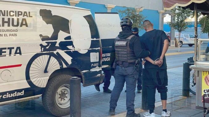 Policías Beta aseguran a sujeto intoxicado que alteraba el orden en el Centro Histórico