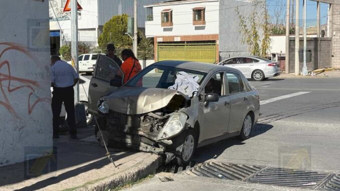 Conductora ignora alto y provoca choque contra vivienda; un lesionado