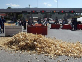 Permanecen bloqueos de agricultores; gente lleva 48 h varada en carreteras y autopistas