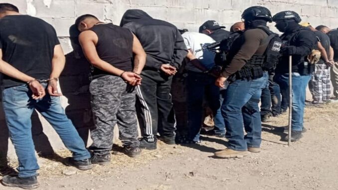 Detienen en El Sauz a 10 hombres; aseguran arsenal y vehículos tras cateo