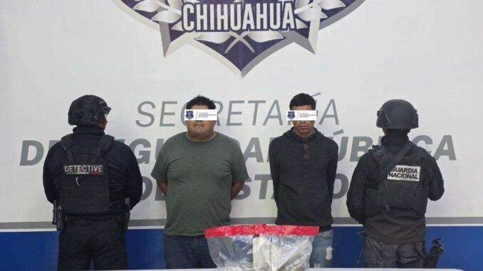 Aseguran auto y capturan a dos hombres con marihuana