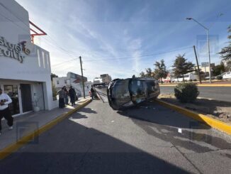 Fuerte choque en el Ortiz Mena provoca volcadura