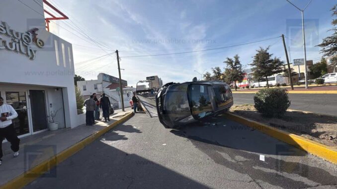 Fuerte choque en el Ortiz Mena provoca volcadura