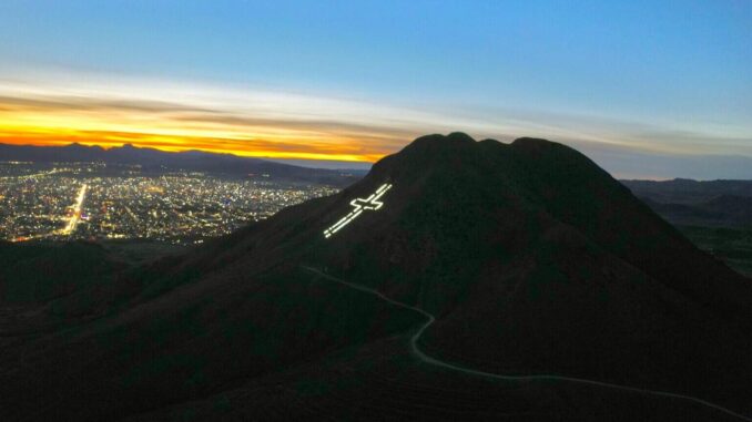 Enciende Municipio cruz ecuménica del Cerro Grande por temporada navideña