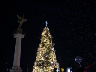 Inicia la fiesta navideña: Se llena de luz la Plaza del Ángel