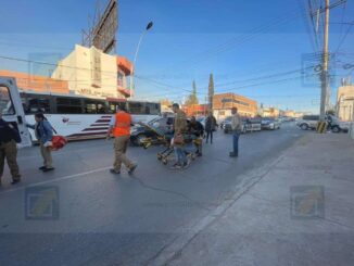 Conductora a exceso de velocidad es impactada en zona peatonal de la Independencia