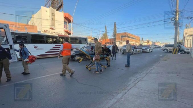 Conductora a exceso de velocidad es impactada en zona peatonal de la Independencia