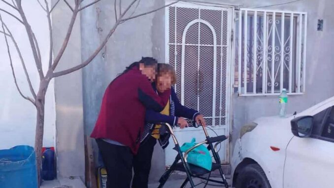 Apoyan a adulta mayor a llegar a salvo a su casa