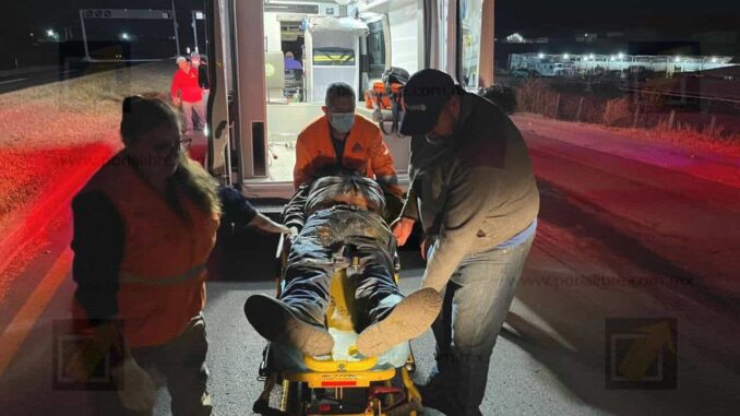 Adulto mayor en estado de ebriedad choca contra tráiler en la carretera a Cuauhtémoc