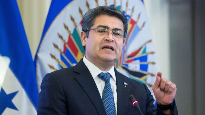 Juan Orlando Hernández, indultado por Trump, en paradero desconocido y con causas abiertas en Honduras