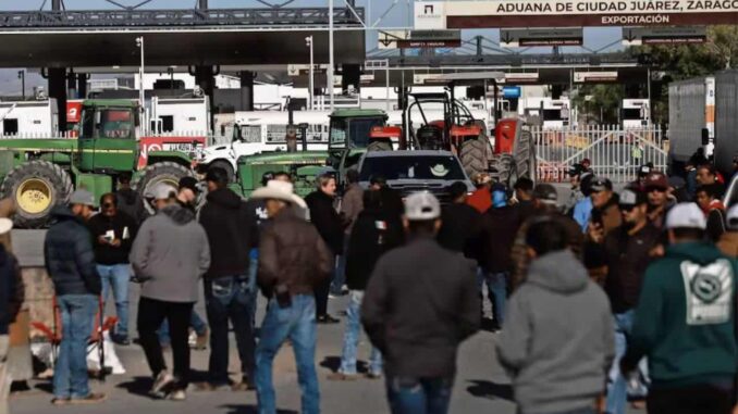 Productores paralizan cruces y ferrovías en Chihuahua en protesta por la nueva Ley de Aguas