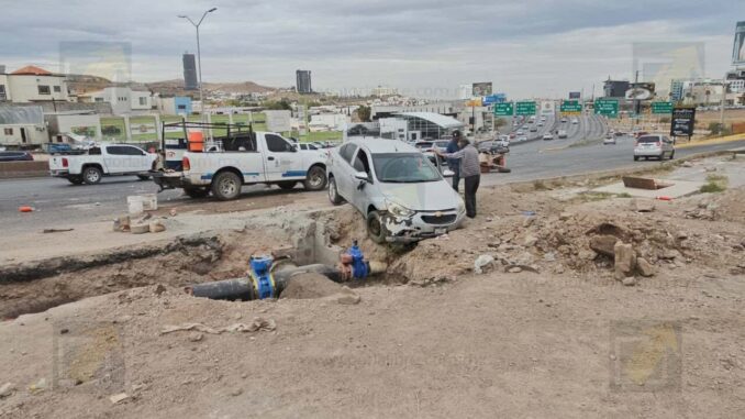 Adulto mayor cae con su vehículo a zanja y trabajadores de la JMAS se salvan de milagro