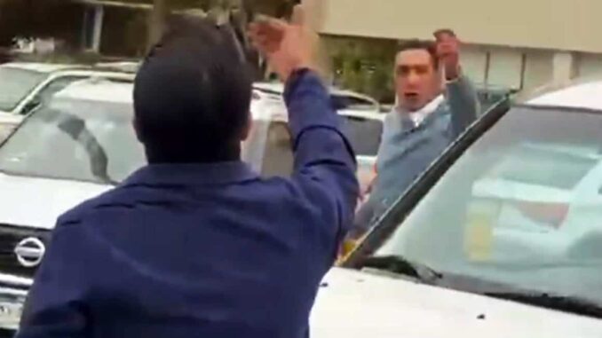 Regidor Miguel Riggs es exhibido en enfrentamiento vial; reta a golpes a un conductor 