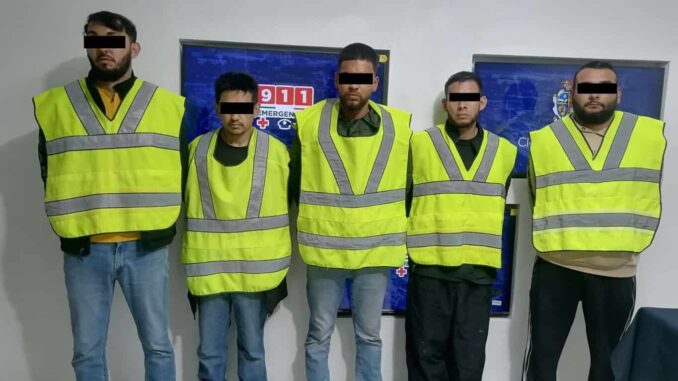 Detienen a 5 por dispararle a un hombre mientras manejaba