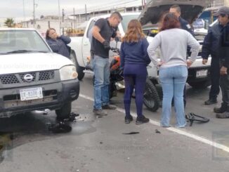 Motociclista ignora la luz roja y termina herido tras fuerte choque en Silvestre Terrazas