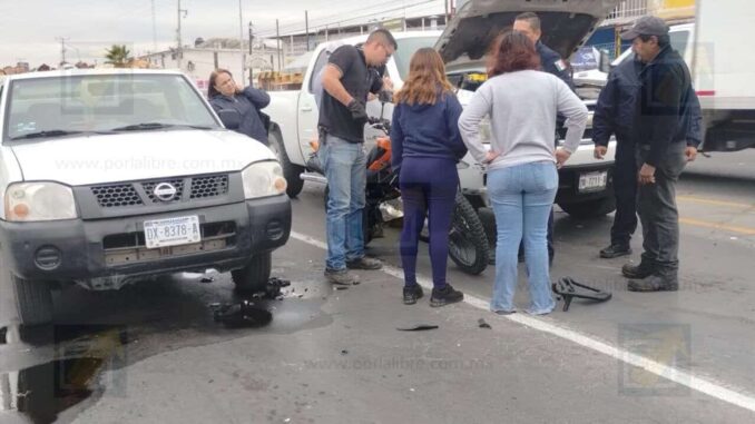 Motociclista ignora la luz roja y termina herido tras fuerte choque en Silvestre Terrazas