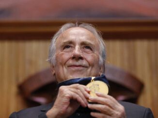 Manuel Serrat recibe un doctorado honoris causa que fortalece su “cadena de amor” por México