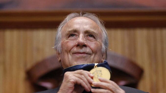 Manuel Serrat recibe un doctorado honoris causa que fortalece su “cadena de amor” por México