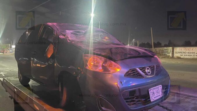 Pierde el control y vuelca Nissan March en el periférico Lombardo Toledano; dos lesionados