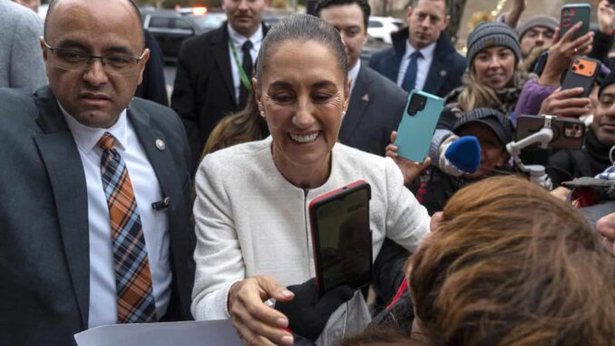 Sheinbaum se reúne con migrantes mexicanos en EE.UU. y pide un buen trato para ellos