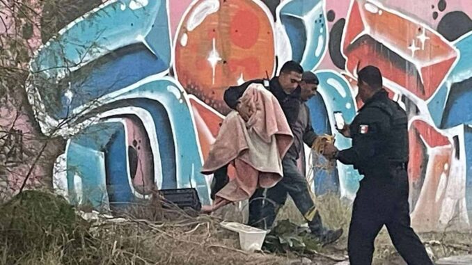 Rescatan a perro atrapado en canal de la colonia Del Márquez