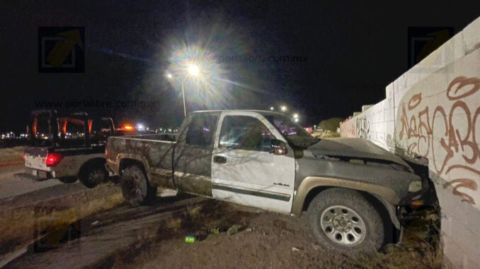 Conductor ebrio estrella su pickup contra dos domicilios y es alcanzado por motociclistas