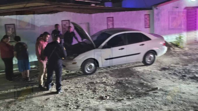 Incendio en vehículo alarmó a vecinos de la colonia Diego Lucero