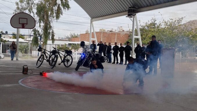 Enseña Bomberos a estudiantes a ponerse a salvo en caso de siniestro en casa