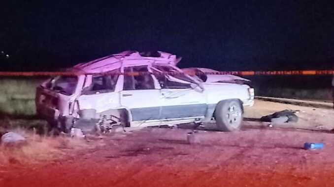 Mueren tres hombres en volcadura sobre tramo Guerrero-La Junta; uno identificado
