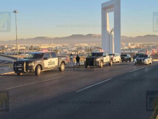 Policías y automovilistas logran persuadir a una joven en puente de la Homero y Juventud