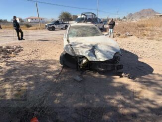 Conductora se estrella contra vivienda en la colonia Valle Dorado