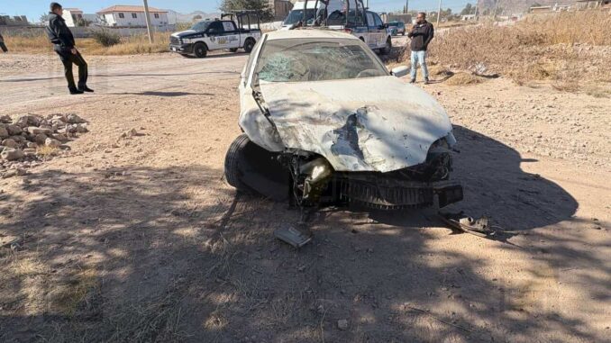 Conductora se estrella contra vivienda en la colonia Valle Dorado