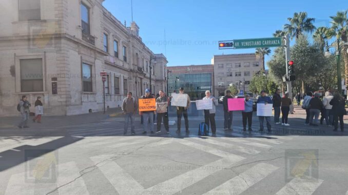 Jubilados  y pensionados de la UACh paralizan el Centro para exigir la restitución de su fideicomiso