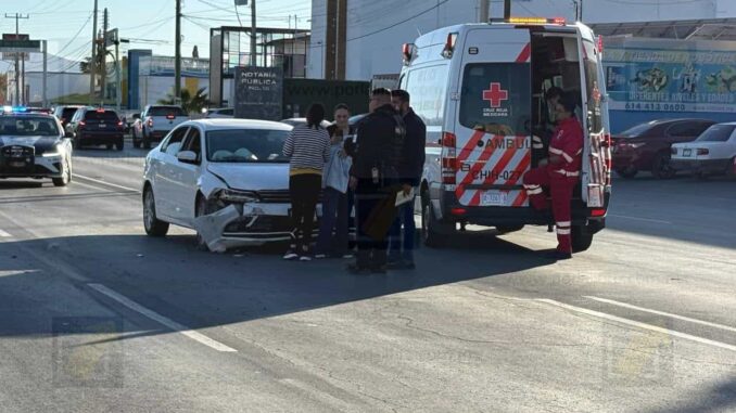 Conductora choca contra vehículo que tenía la preferencia en San Felipe 
