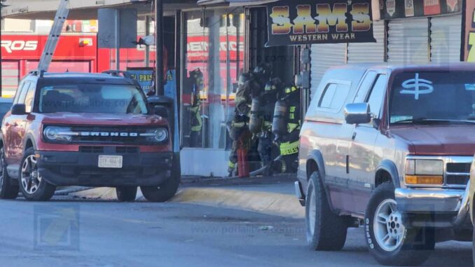 Incendio consume talabartería en el Centro