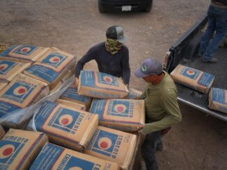 Entrega Estado apoyo de cemento a familias del municipio de Santa Isabel