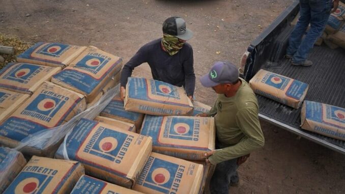 Entrega Estado apoyo de cemento a familias del municipio de Santa Isabel