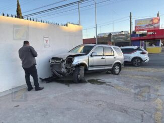 Choque entre dos camionetas termina con fuerte impacto contra una barda comercial
