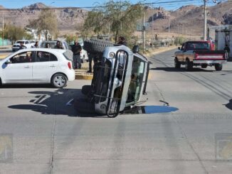 Choque y volcadura en avenida Dostoyevski deja fuerte congestionamiento vial 
